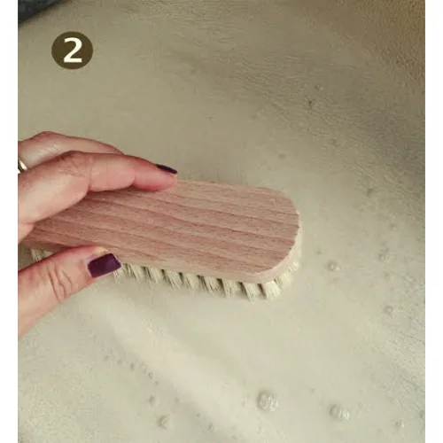 curățați piele cu peria și spumă de soluție curățare activă KERALUX Cleaning Set Active Plus